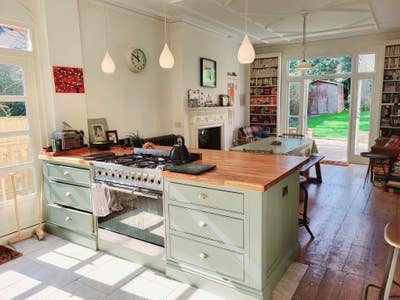 Lovely double room and shower room in large home Main Photo