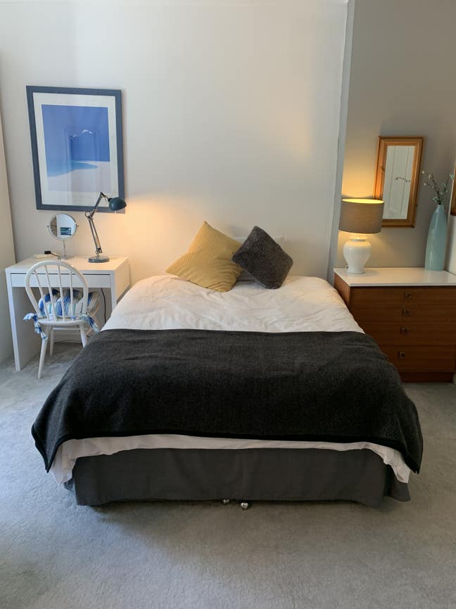 Large en-suite double for one quiet female.  Main Photo