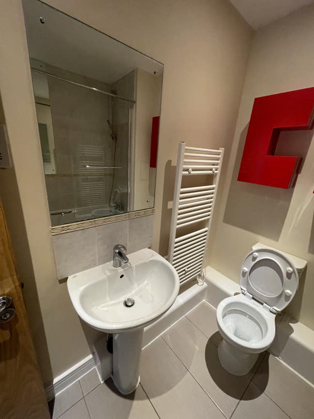 Double Room for Rent - Gym and Spa Included Main Photo