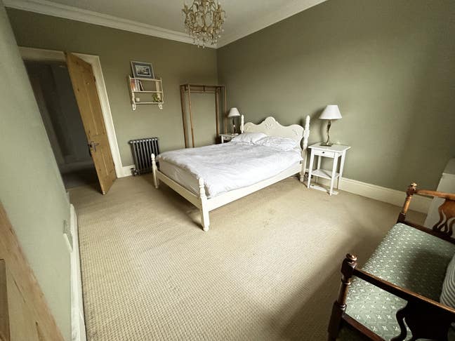 Big bedroom, bathroom, kitchenette. Bills inc. Main Photo