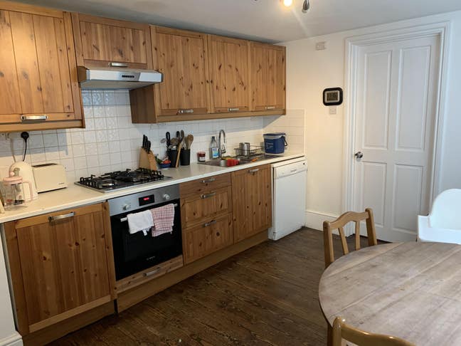 Two Spacious rooms and Private bathroom £1800 Main Photo