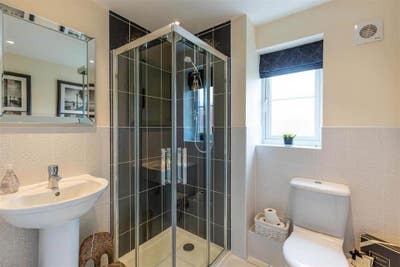 Large Bedroom in spacious 5 bedroom detached house Main Photo