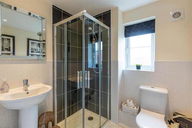 Large Bedroom in spacious 5 bedroom detached house Main Photo