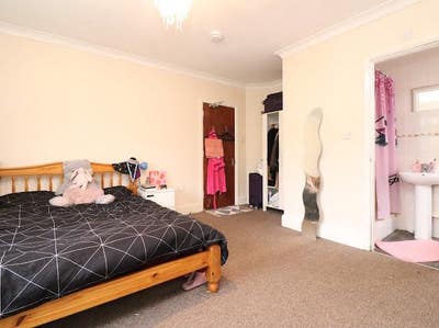Huge en-suite room with parking in Bassett  Main Photo