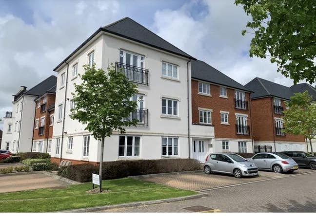 En-suite room to let in Horsham Main Photo