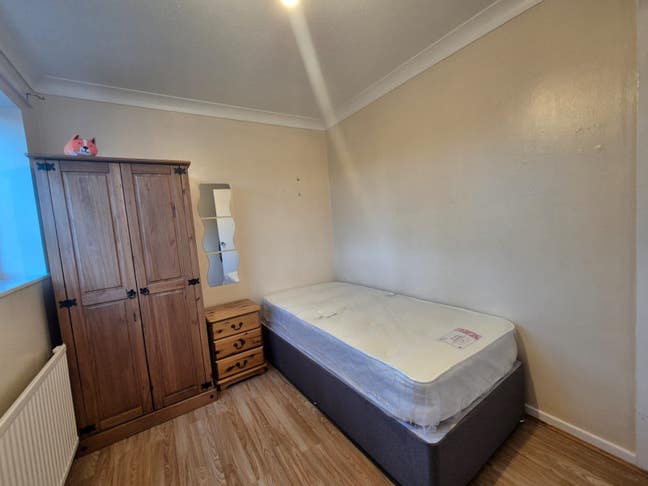 Modern 4 Bedroom Flat Share Main Photo