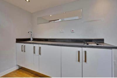 Studio flat in Weybridge by the station Main Photo