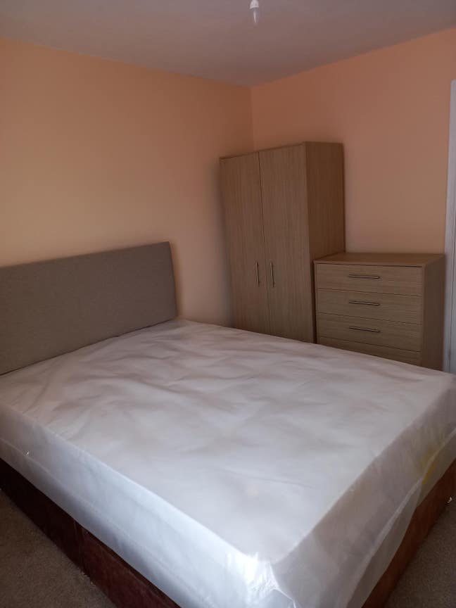 Double Room for rent near Frimley Park Hospital Main Photo
