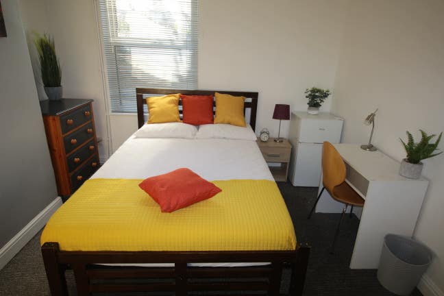 Large double bedroom to let @LN5 Main Photo