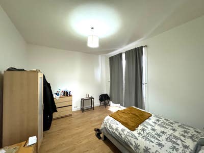 A very large room in a neat 2 bedroom is available Main Photo