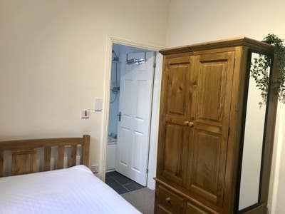 Ensuite room near train station Main Photo