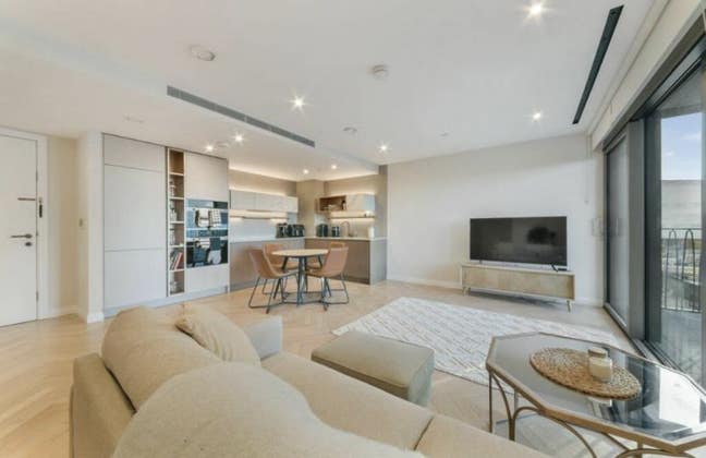 Modern 1-Bedroom Flat in Chelsea w/ Sunny Balcony Main Photo