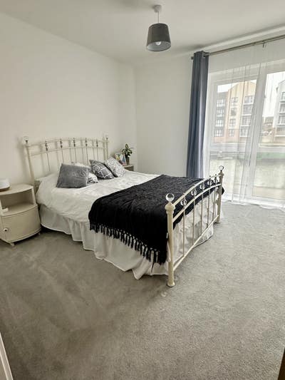 Room to rent in waterside flat  Main Photo