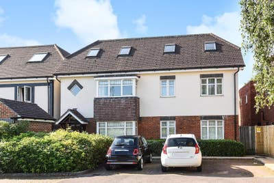 Lovely double room in new build flat Main Photo
