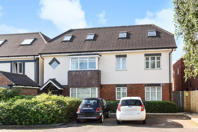 Lovely double room in new build flat Main Photo