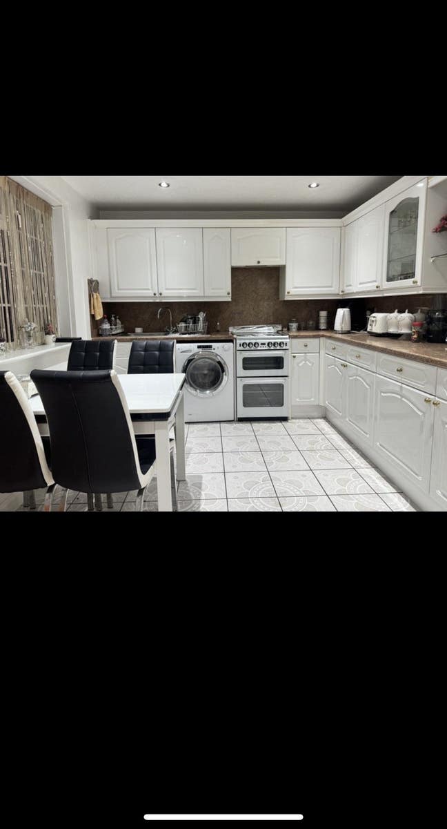 Newly furnished room in modern house available Main Photo