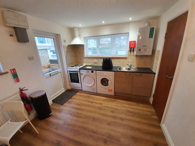 Large garden studio flat in good location Main Photo