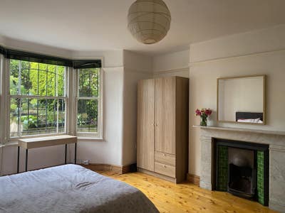 Beautiful double room in a family home Main Photo