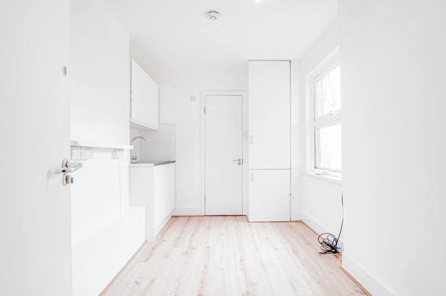 Well-presented studio flat is offered for rent in  Main Photo