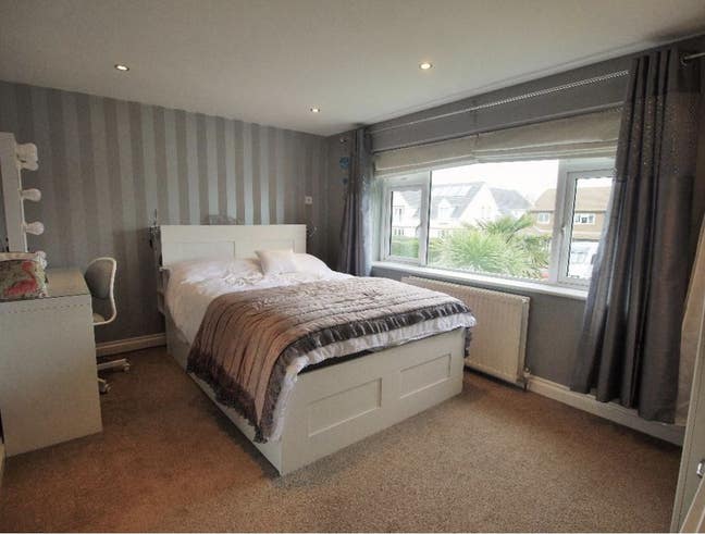 Large, quiet double room to let Main Photo