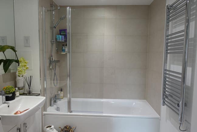 Furnished Double W/ Private Bath for Professionals Main Photo