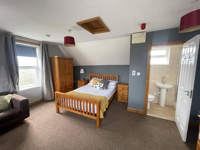 Double Room-En-Suite bathroom- Dudley Main Photo