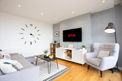 Luxury En-Suite Bedroom with City Views Main Photo