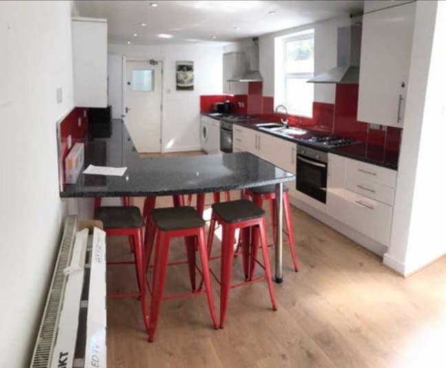 Budget rooms available! 6ALM Main Photo