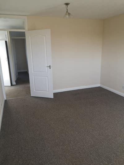 2 bedroom flat with small garden Main Photo
