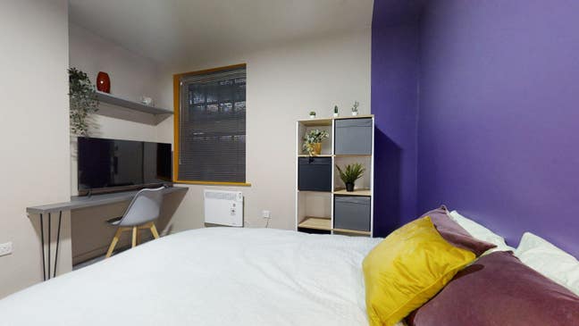 Spacious Modern Double Room for Professional Main Photo