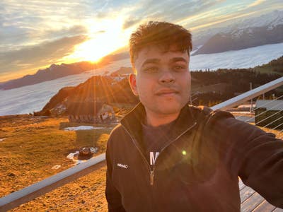 Couple looking for a room Main Photo