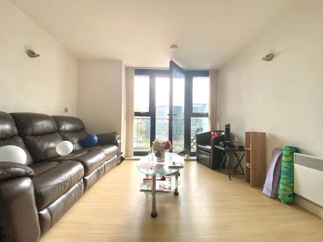 Spacious Double en suite room available  Main Photo