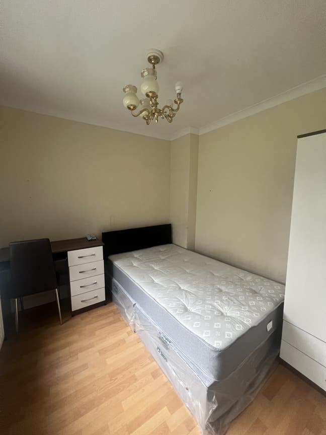 Rooms for rent for professionals & students Main Photo