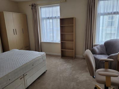 Large bright double bedroom in friendly house. Main Photo