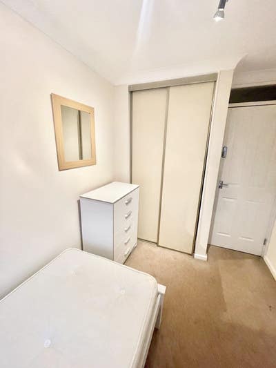 Nice Single Room TV Cleaner Garden Living All Inc Main Photo