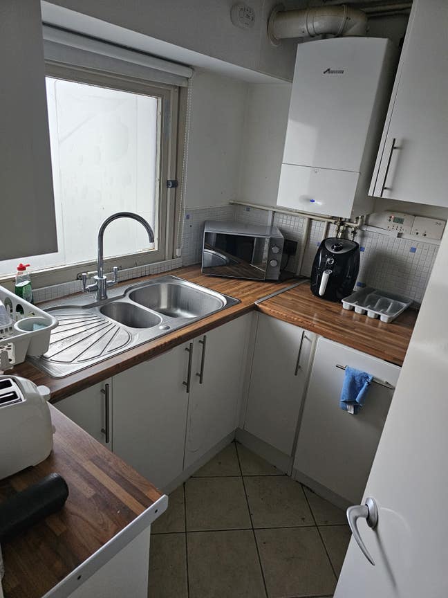 SHARED Room with 1 person,12min walk Hounslw West  Main Photo