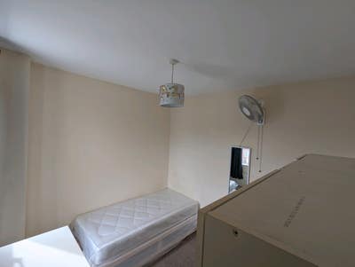 Large Room - clean house  Main Photo