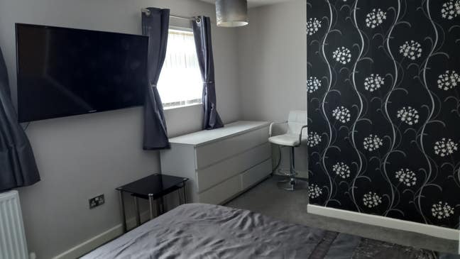 Lovely double furnished room to rent with  big tv. Main Photo