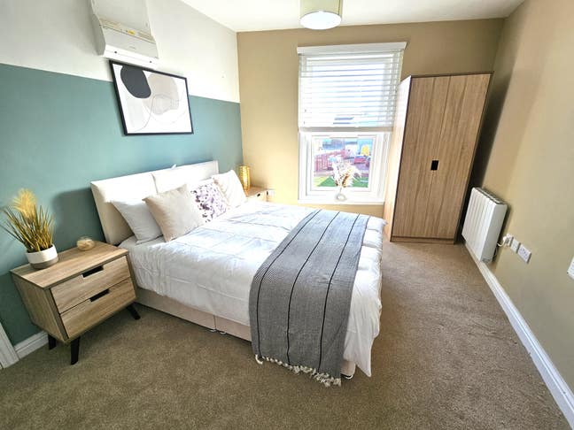 NEW: Last remaining large double ensuite rooms Main Photo