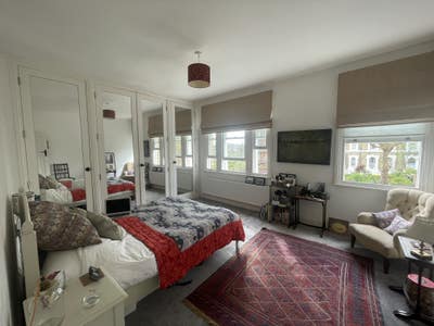 Large double bedroom in beautiful house Main Photo