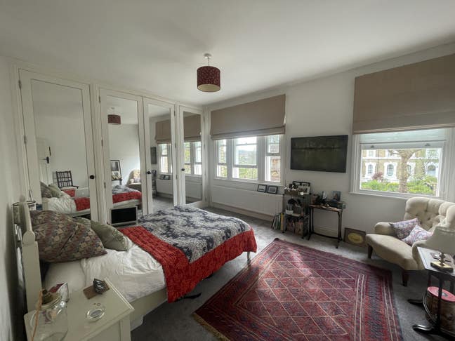 Large double bedroom in beautiful house Main Photo