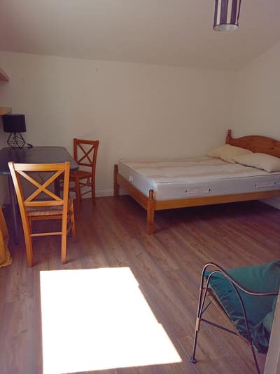 Large double room overlooks garden. Main Photo