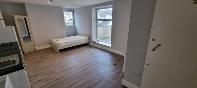 Studio flat - &pound;650 - near Uplands Main Photo