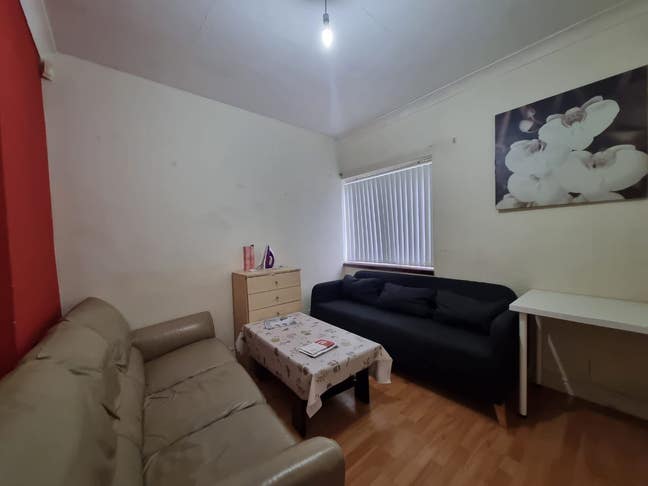 A specious furnished single room in a shared house Main Photo