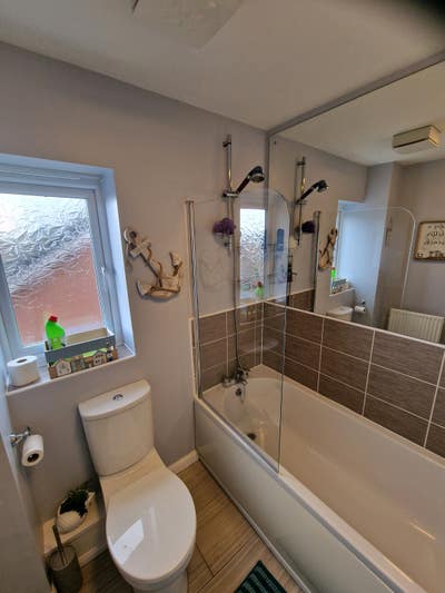 Spacious bedroom in well presented townhouse  Main Photo