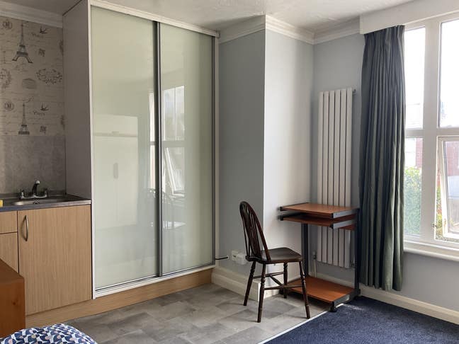 Large first floor single room with own kitchenette Main Photo