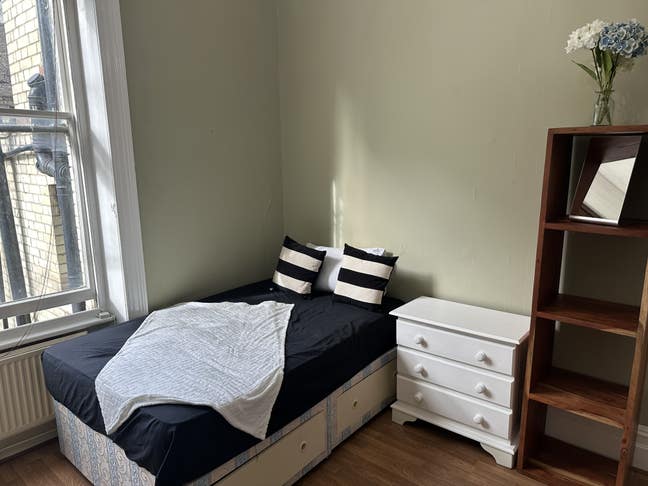 Single room available in West Kensington  Main Photo