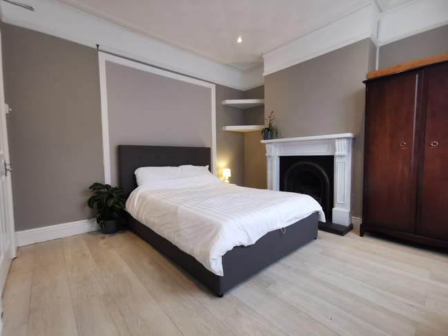 Large, clean, quiet room near town centre Abington Main Photo