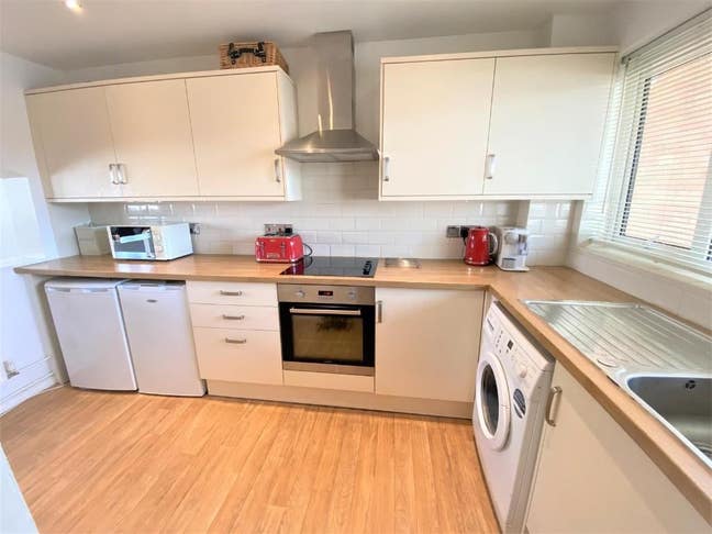 Single/Large rooms a mile from Shenfield station Main Photo