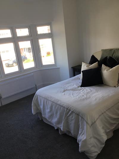 Large, bright double room + en-suite near station Main Photo
